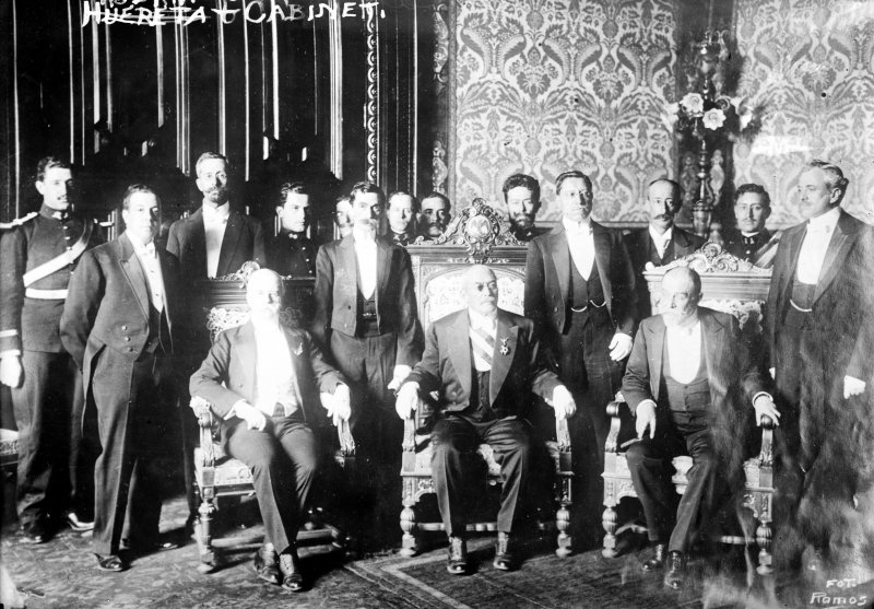 Victoriano Huerta y su gabinete despúes de la Decena Trágica (Bain News Service, c. 1913)