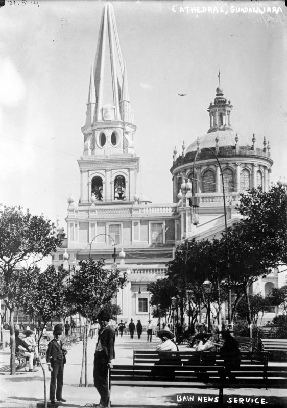 Catedral de Guadalajara y Plaza de Armas (Bain News Service, c. 1915)