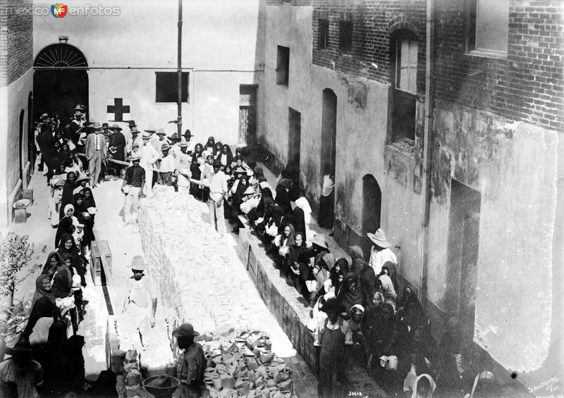 Gente esperando la entrega de maíz por la Cruz Roja (Bain News Service, 1915)