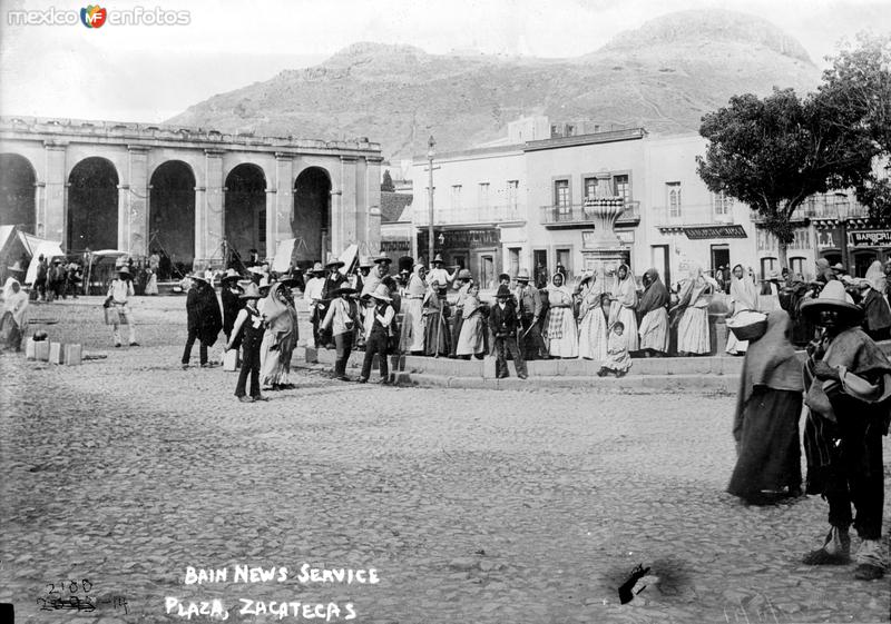 Plaza de la ciudad de Zacatecas y Cerro de la Bufa al fondo (Bain News Service, c. 1915)