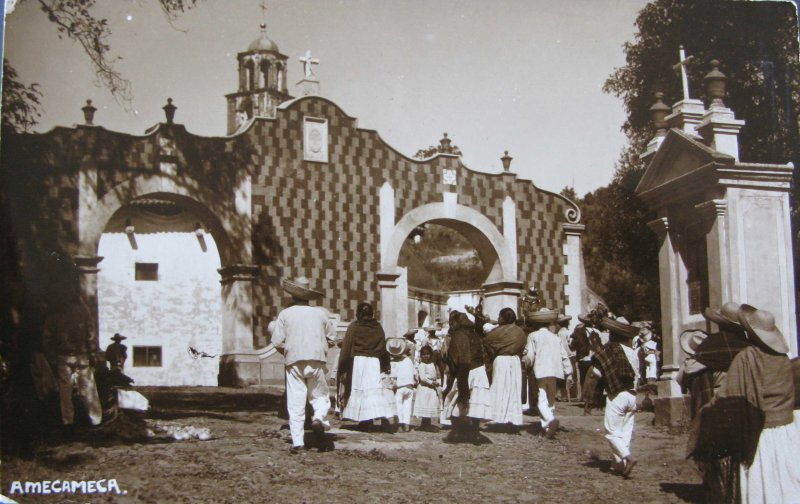 PEREGRINOS LLEGANDO A LA IGLESIA