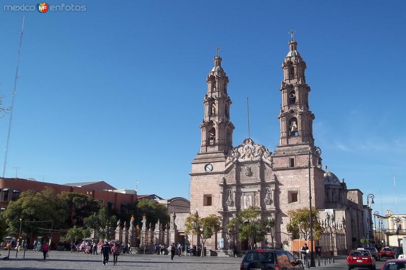 Catedral Basílica, Plaza de la Patria.