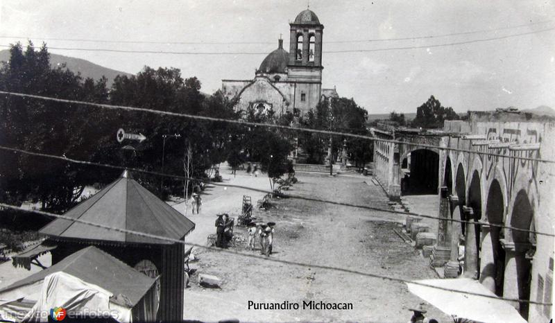 PLAZA E IGLESIA