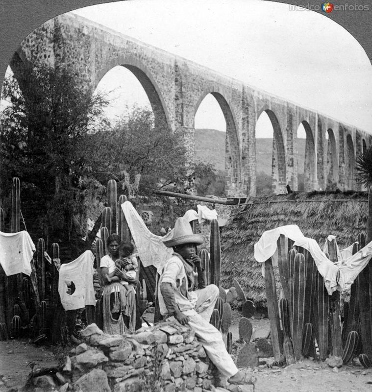 Una vivienda junto a los arcos del acueducto de Querétaro