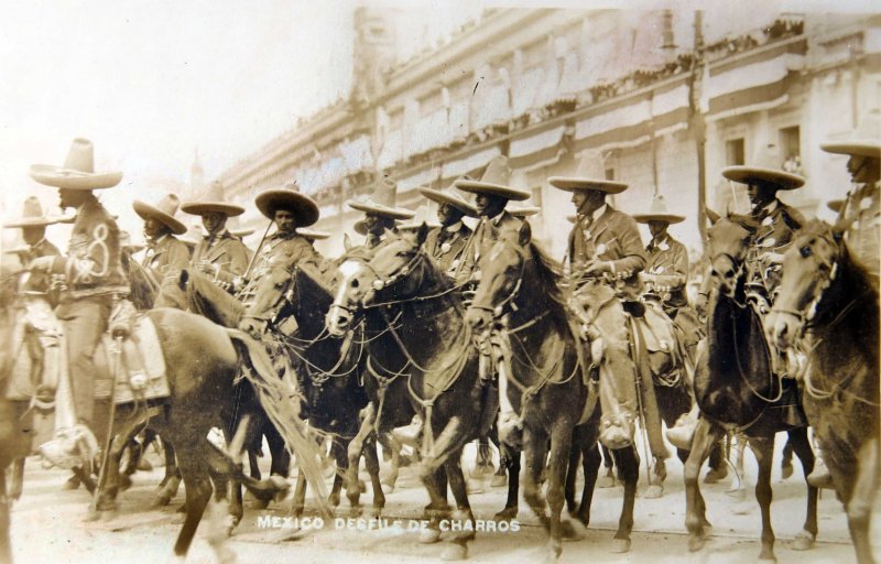 DESFILE DE CHARROS EN EL PALACIO NACIONAL