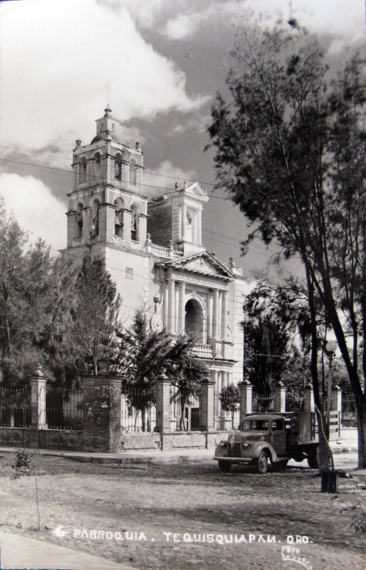 LA PARROQUIA Y PLAZA PRINCIPAL