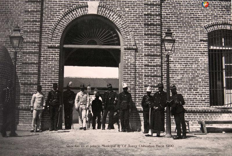 Guardias frente al edificio de correos