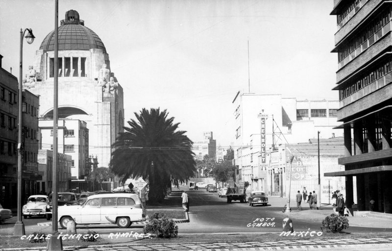 Calle Ignacio Ramírez y Monumento a la Revolución