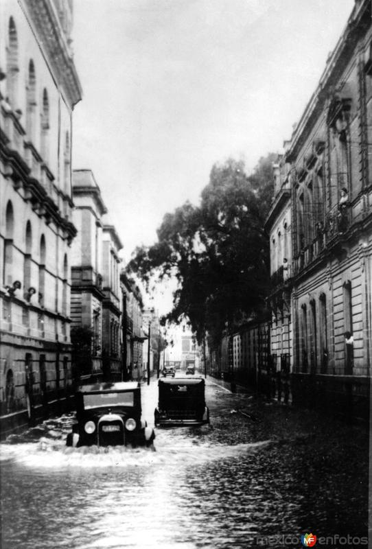 Calle inundada después de una tormenta (1934)
