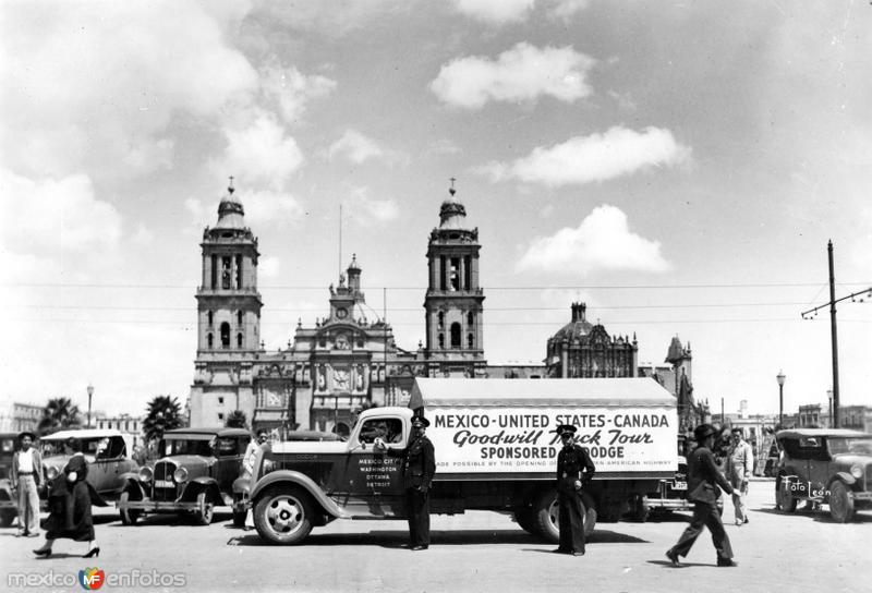 Expedición de la Buena Voluntad frente a la Catedral Metropolitana (1936)