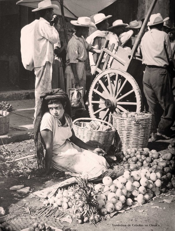 TIPOS MEXICANOS Vendedora de Cebollas en Oaxaca