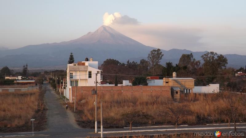 Volcán Popocatépetl con fumarola. Marzo/2015