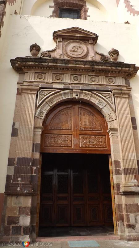 Puerta lateral con marco en cantera rosa de la Catedral. Abril/2015