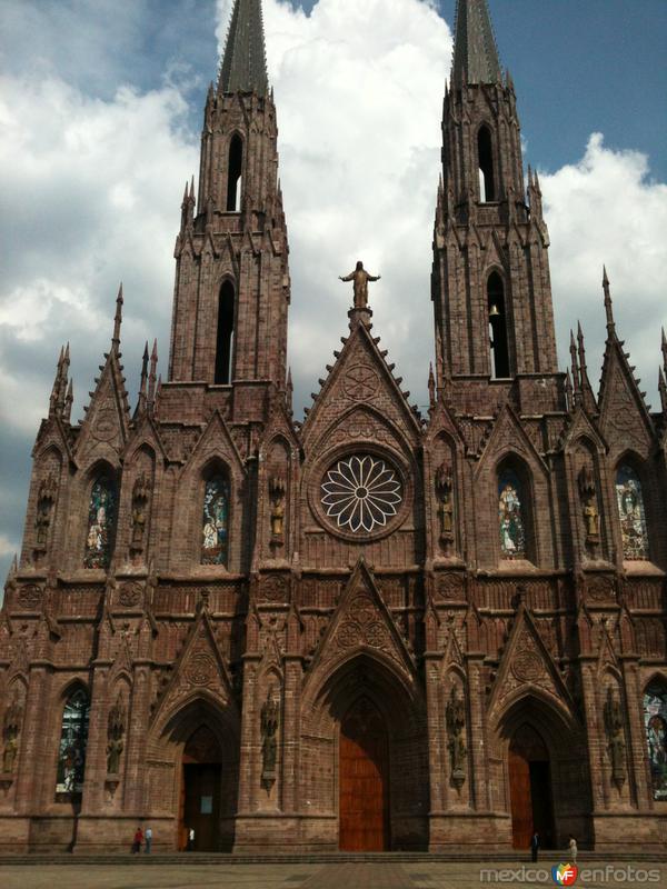 Fachada del Santuario Guadalupano, estilo gótico. Abril/2015
