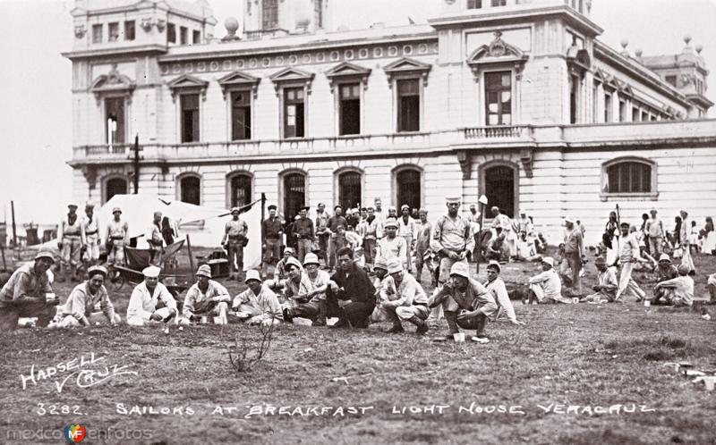 Marinos norteamericanos frente al faro (1914)