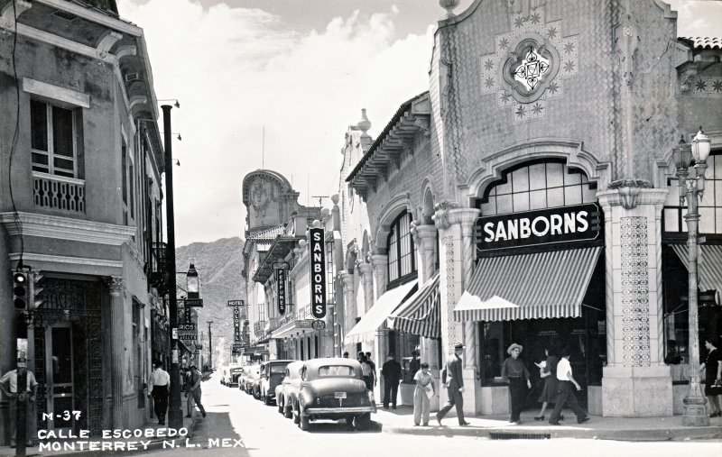 Sanborns, en el cruce de las calles Escobedo y Morelos