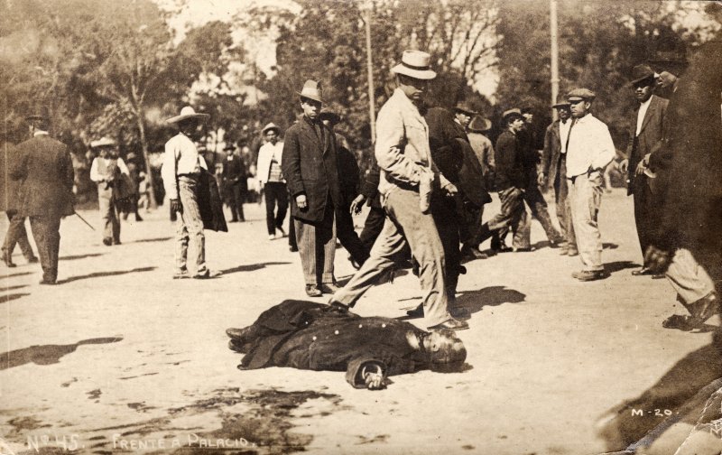 Muerto frente al Palacio Nacional, durante la Decena Trágica (1913)