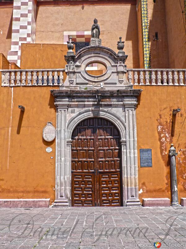 Puerta lateral del templo de San Francisco