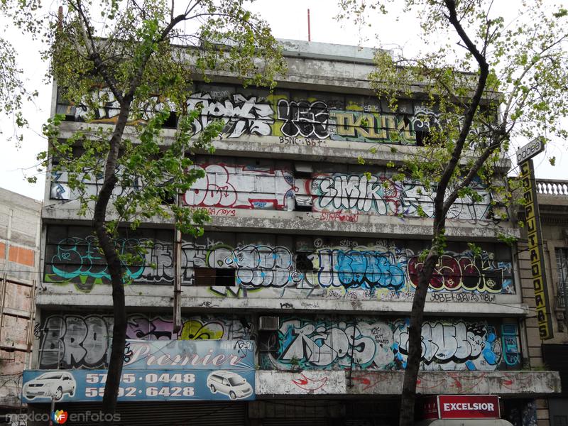 Grafiti en edificio abandonado