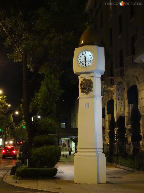 Reloj frente al Hotel Imperial