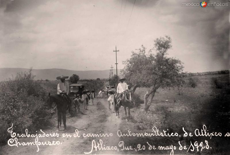 CONSTRUYENDO LA CARRETERA DE ATLIXCO A CHAMPUSCO MAYO DE 1928