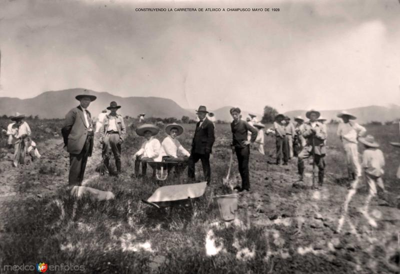 CONSTRUYENDO LA CARRETERA DE ATLIXCO A CHAMPUSCO MAYO DE 1928