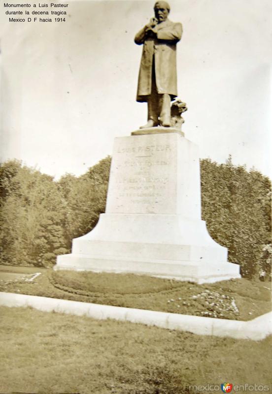 Monumento a Luis Pasteur durante la decena tragica Mexico D F