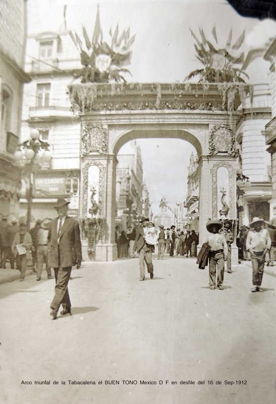 Arco triunfal de la Tabacaleria el BUEN TONO Mexico D F en desfile del 16 de Sep-1912