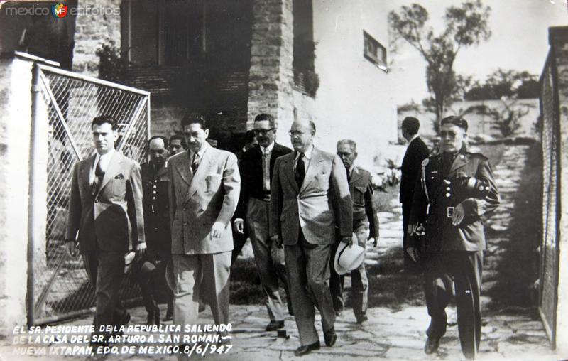 Presidente Miguel Alemán saliendo de la casa del Sr. Arturo A. San Román (1947)