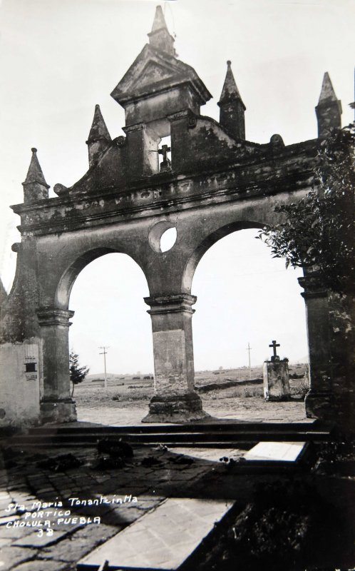 PORTICO DE LA IGLESIA