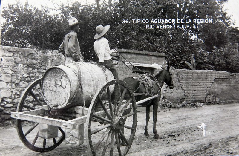 TIPICO AGUADOR DE LA REGION