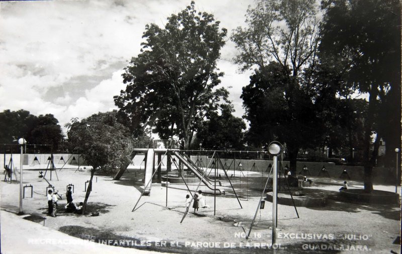 JUEGOS INFANTILES DEL PARQUE REVOLUCION