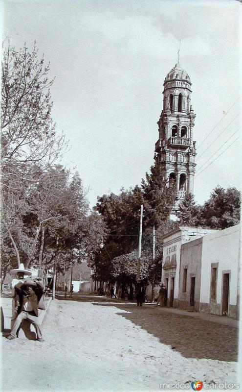 Calle e Iglesia de un Pueblo