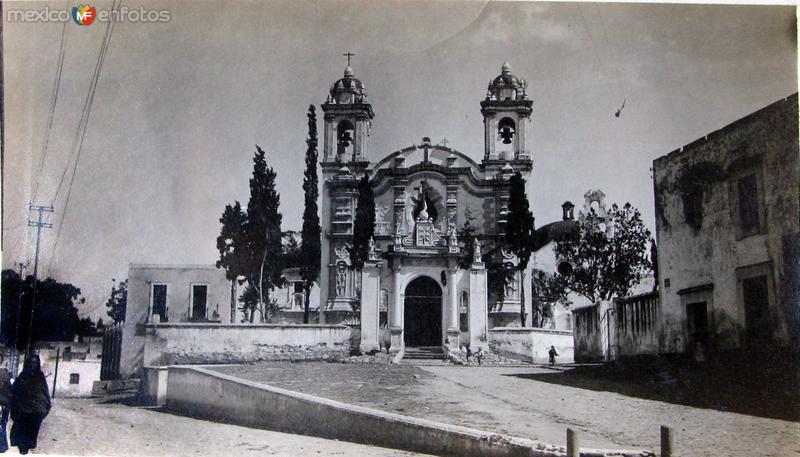 Calle e Iglesia de un Pueblo