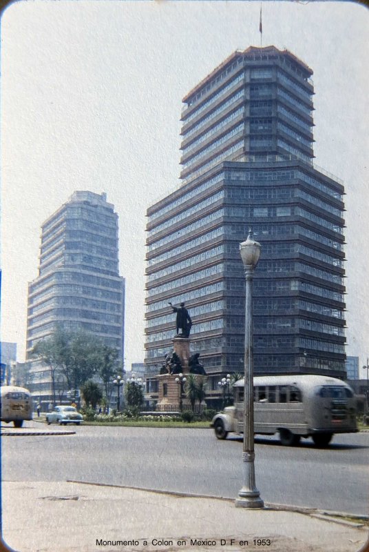 Monumento a Colon en Mexico D F en Septiembre de 1953