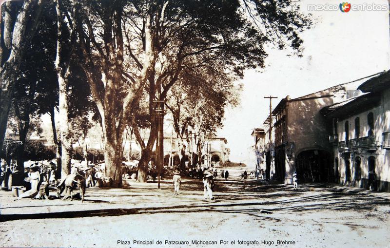 Plaza Principal de Patzcuaro Michoacan Por el fotografo Hugo Brehme