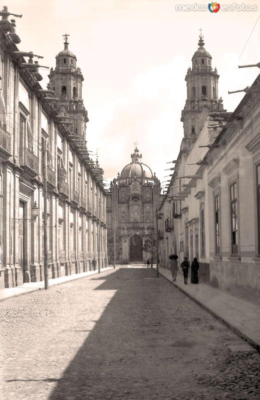 Morelia, calle frente a Catedral
