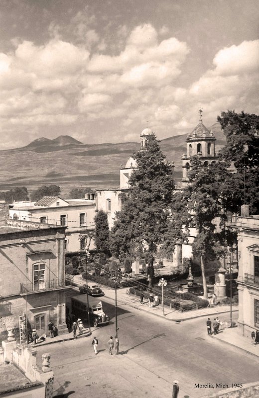 Morelia, vista al Templo de la Compañía, 1945