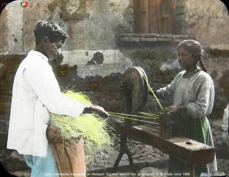 Tipos mexicanos trabajando el Henquen Yucatan Mexico por el fotografo C B Waite