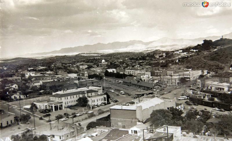 Vista de Nogales, Sonora, y Nogales, Arizona (ca. 1950)
