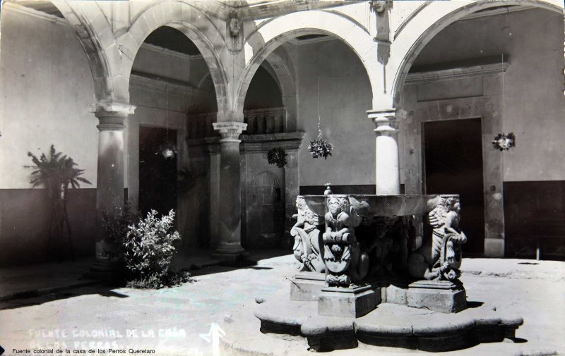 Fuente colonial de la casa de los Perros Queretaro