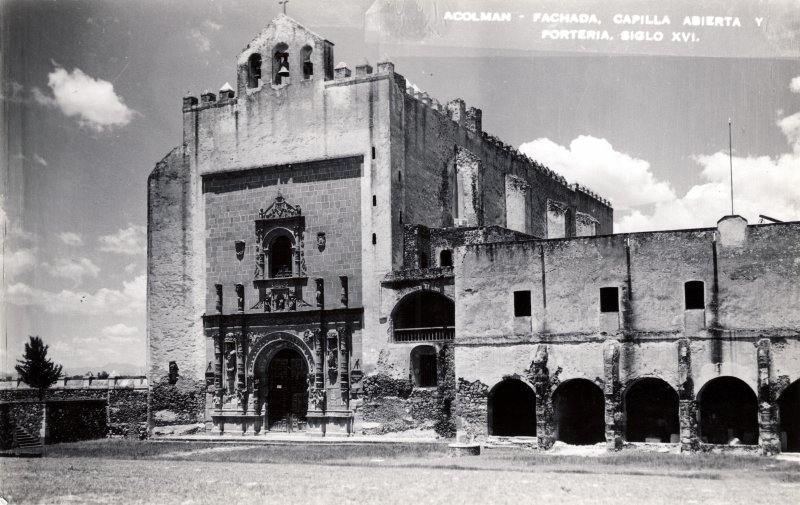 Fachada, capilla abierta y portería del siglo XVI