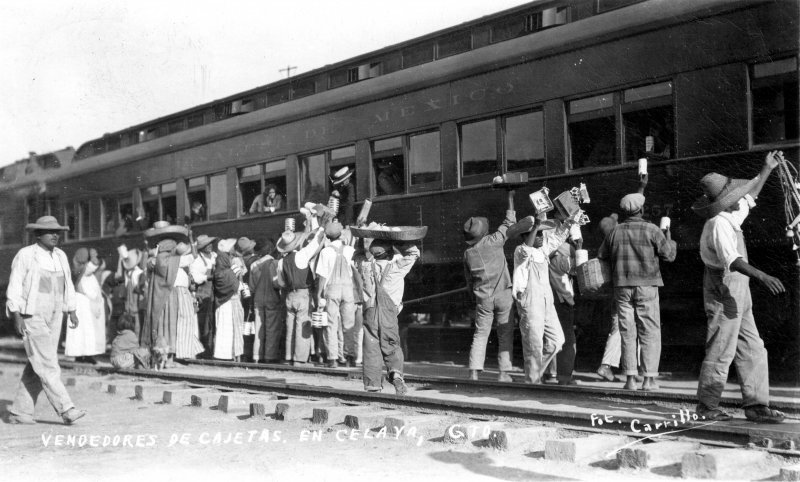 Vendedores de cajeta en la estación del ferrocarril