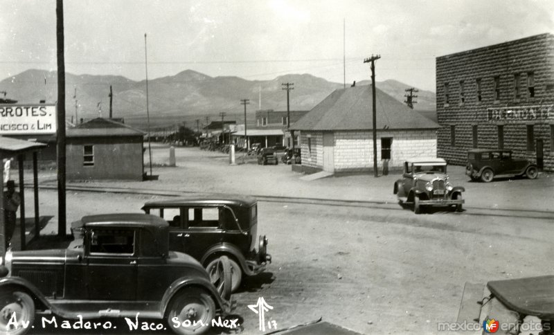 Avenida Madero y cruce internacional hacia Naco, Arizona