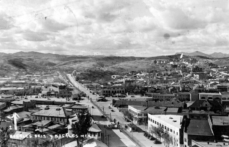 Vista panorámica de Nogales, Sonora (izquierda) y Nogales, Arizona (derecha)