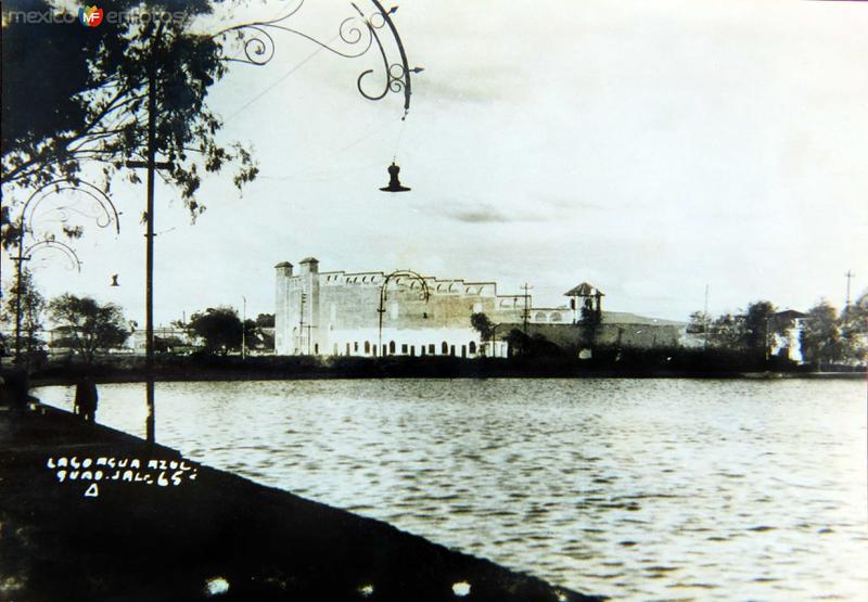 Lago azul y el Antiguo Estadio