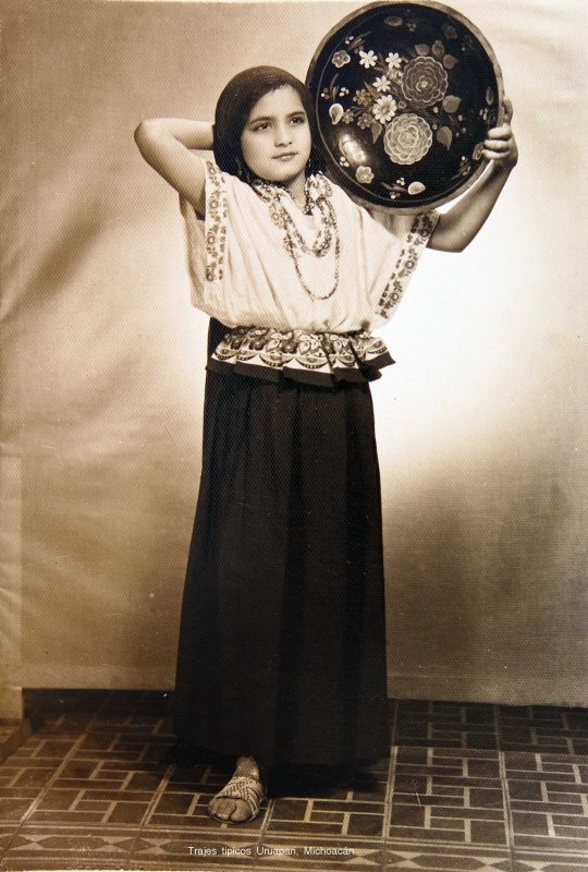 Hermosa adolecente en Traje tipico de Uruapan, MichoacÃ¡n