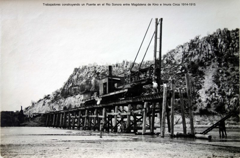 Trabajadores construyendo un Puente en el Rio Sonora entre Magdalena de Kino e Imuris