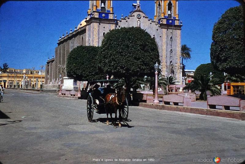 Plaza e Iglesia de Mazatlan Sinaloa en 1950