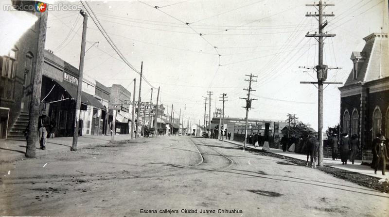 Escena callejera Ciudad Juarez Chihuahua al fondo el Edificio de Los Ferrocarriles Nacionales